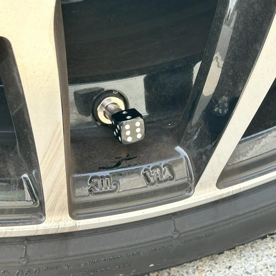 エアバルブキャップ サイコロ型 4個セット ブラック アルミ製 汎用 タイヤ バルブキャップ ドレスアップ ホイール カスタム パーツ 車 バイク 自転車用 おしゃれ アクセサリー｜SOLVIONA