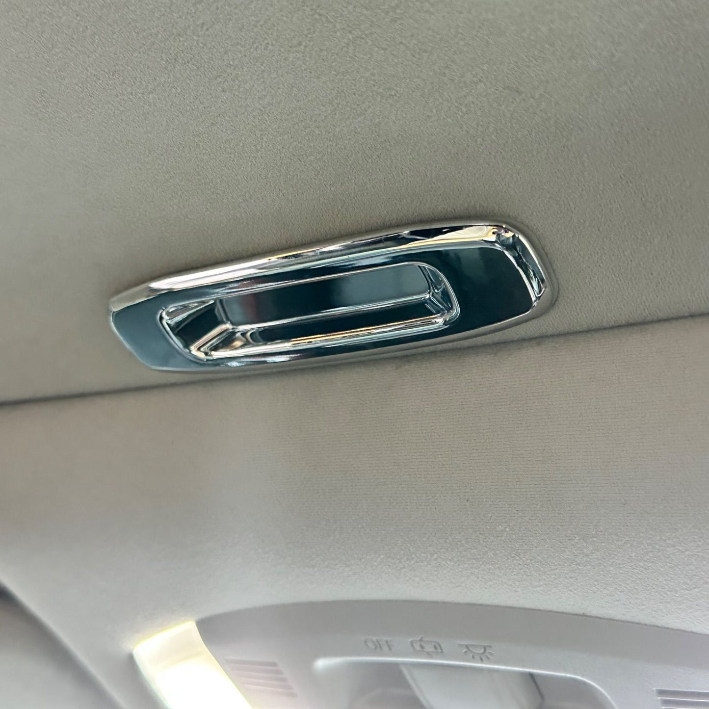 サンルーフトリム　アルファード　ヴェルファイア 　前後2ピースセット　ガーニッシュ　サンルーフ　取手　車種別専用　簡単取付　カスタム　ドレスアップ　天窓　ルーフ｜SOLVIONA