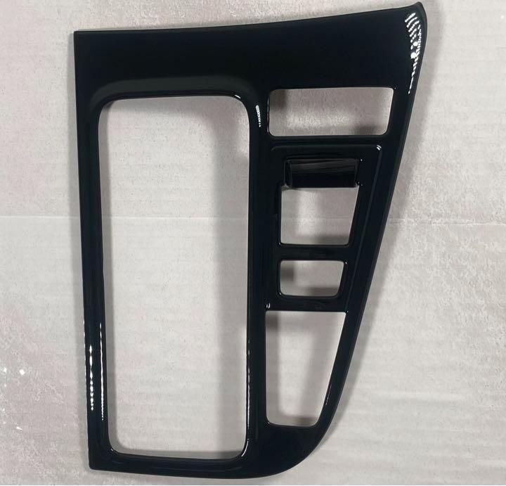 ノア　ヴォクシー　90系　シフトパネルカバー　ガソリン車専用　ピアノブラック　NOAH VOXY インテリアパネル　内装品　簡単取付　ドレスアップ　カスタム　カバー　パネルガーニッシュ　１ピース｜SOLVIONA