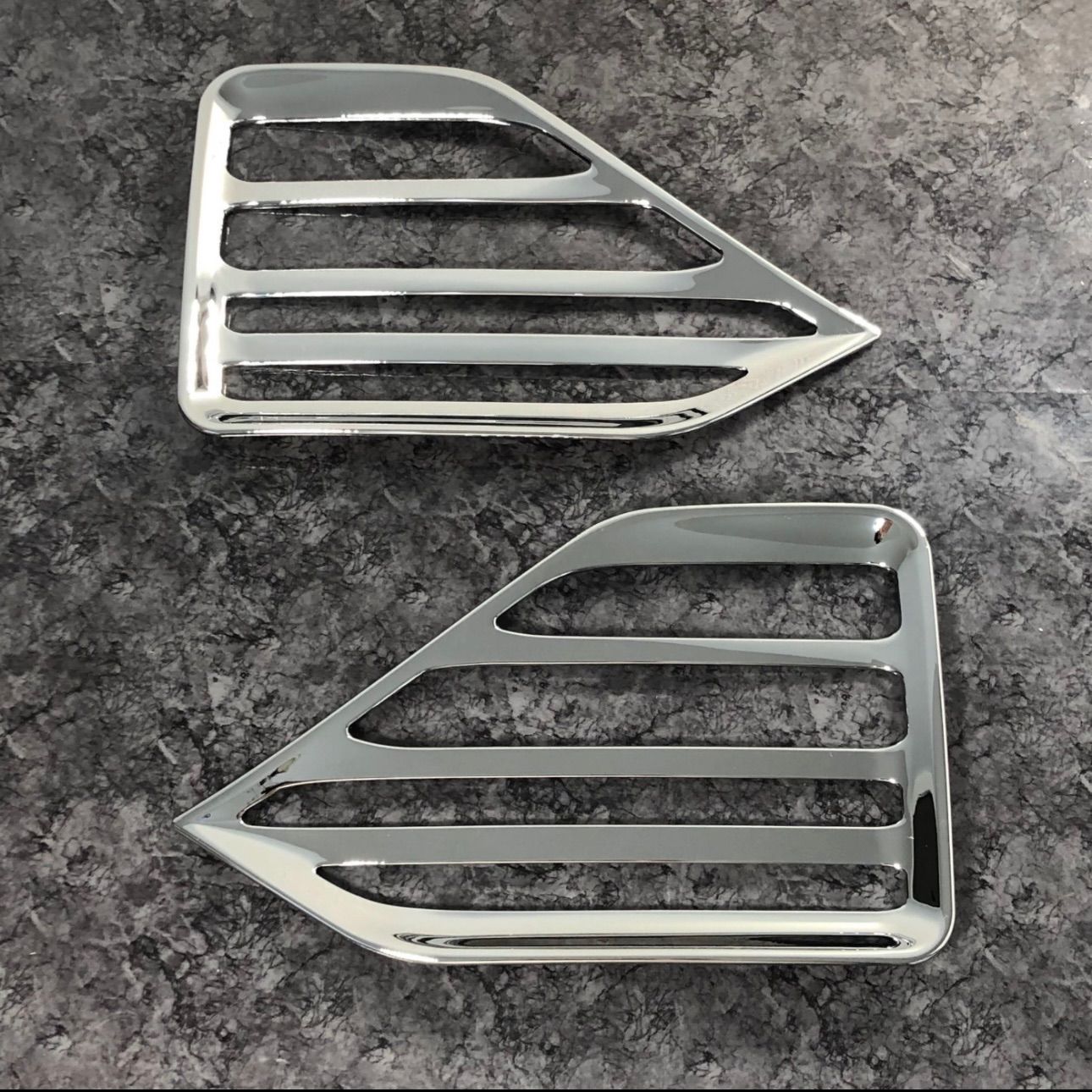 ノア　ヴォクシー　90系　リフレクターガーニッシュ　NOAH S系グレード　VOXY 全グレード　ガーニッシュ　メッキカバー　ドレスアップ　カスタム　トリムカバー　鏡面　簡単取付　反射板　リア　全2ピース｜SOLVIONA