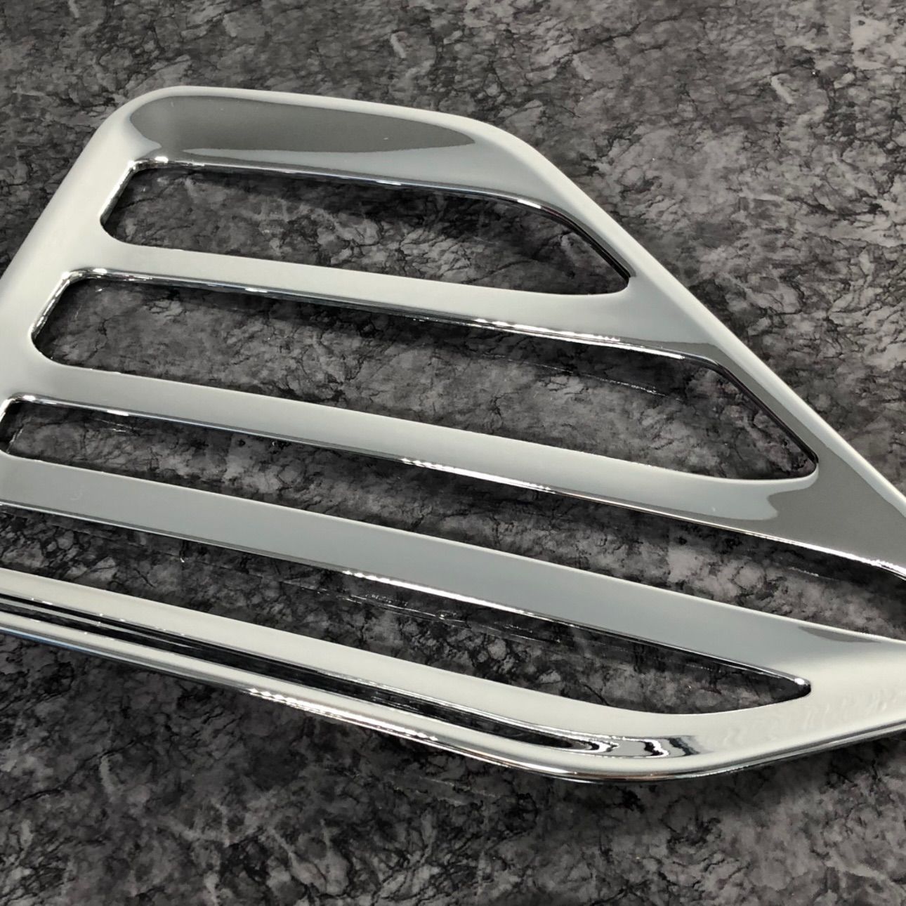 ノア　ヴォクシー　90系　リフレクターガーニッシュ　NOAH S系グレード　VOXY 全グレード　ガーニッシュ　メッキカバー　ドレスアップ　カスタム　トリムカバー　鏡面　簡単取付　反射板　リア　全2ピース｜SOLVIONA