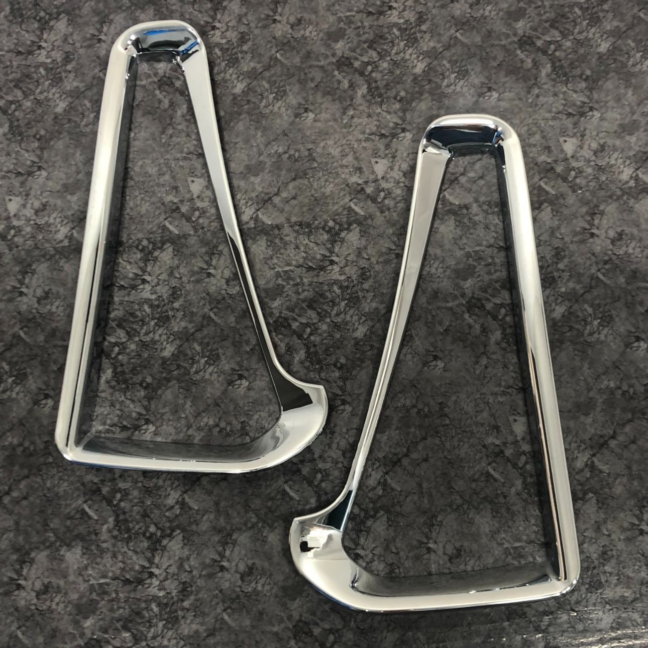 ノア　ヴォクシー  80系　リフレクターガーニッシュ　メッキカバー　NOAH ZS 　VOXY　Si　 エアログレード　車種別専用設計　カスタム　外装パーツ　鏡面　簡単取付　ドレスアップ　2ピース　トリムカバー　装飾｜SOLVIONA